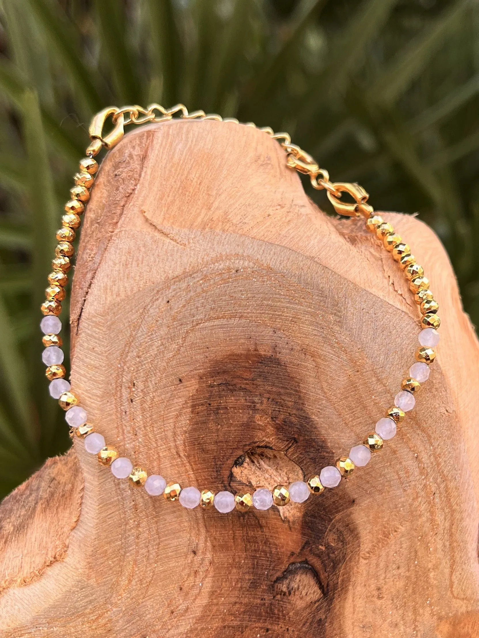 Gold-plated pearl bracelet 18k yellow gold assembled with rose quartz and pyrite